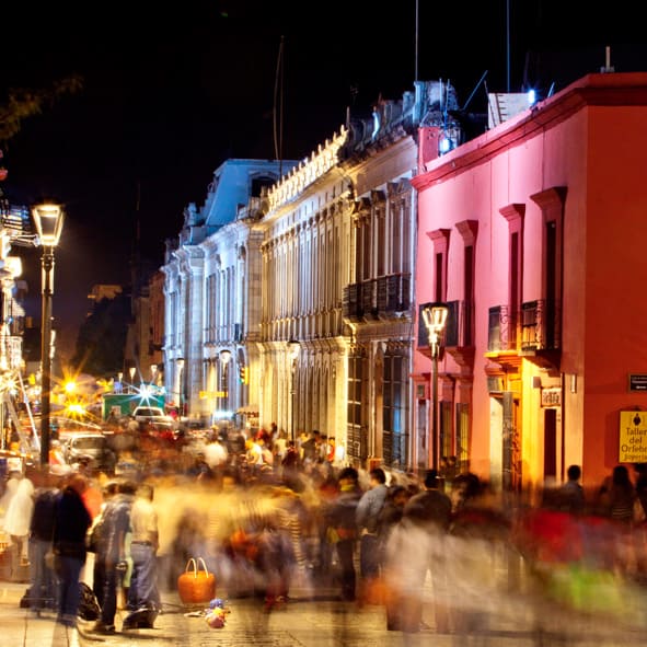 Caminar por el corredor Macedonio Alcalá – OAXACA, DESTINOS DE MÉXICO